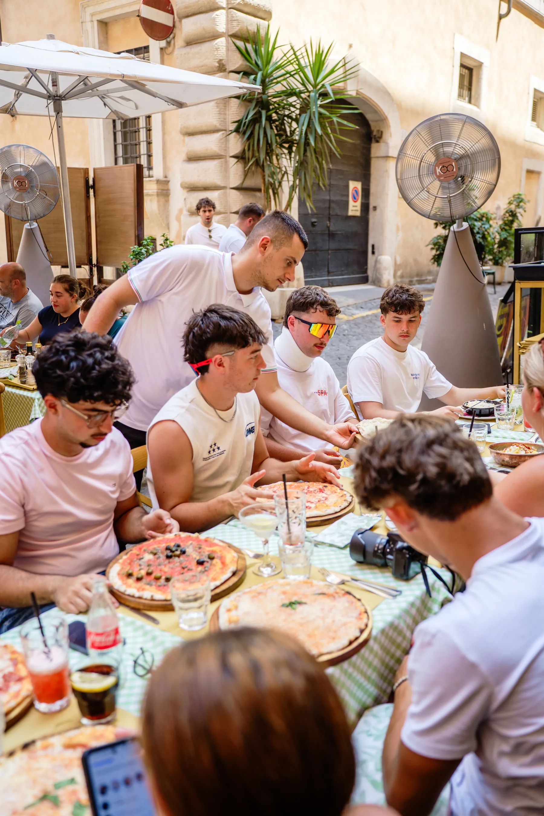 Amici a tavola nel vicolo