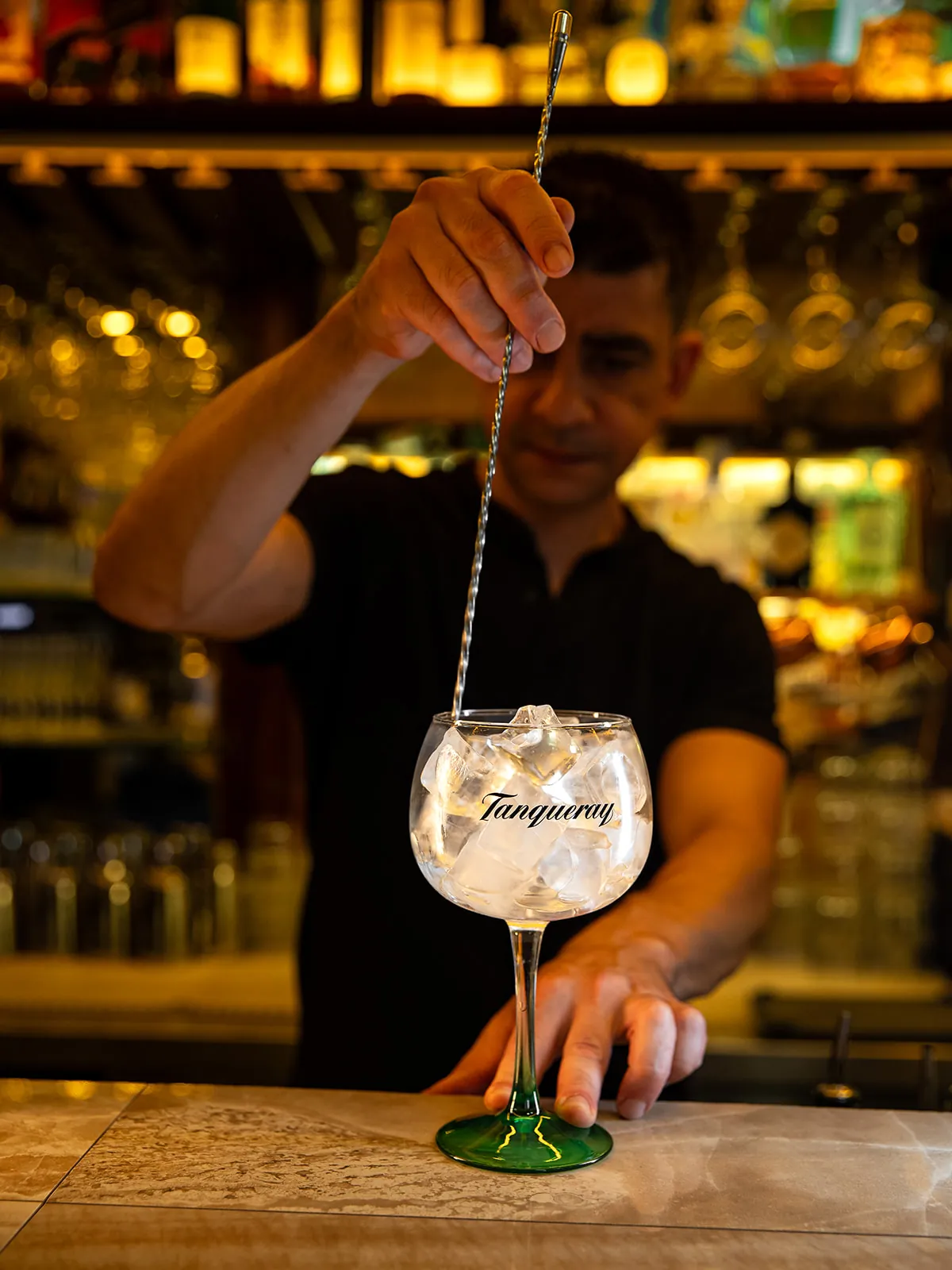 Preparazione di un gin tonic al bancone