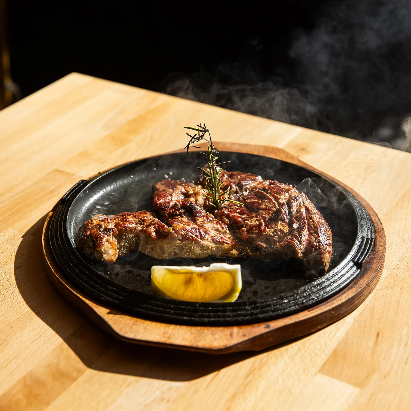 Tagliata di carne servita sulla pietra rovente