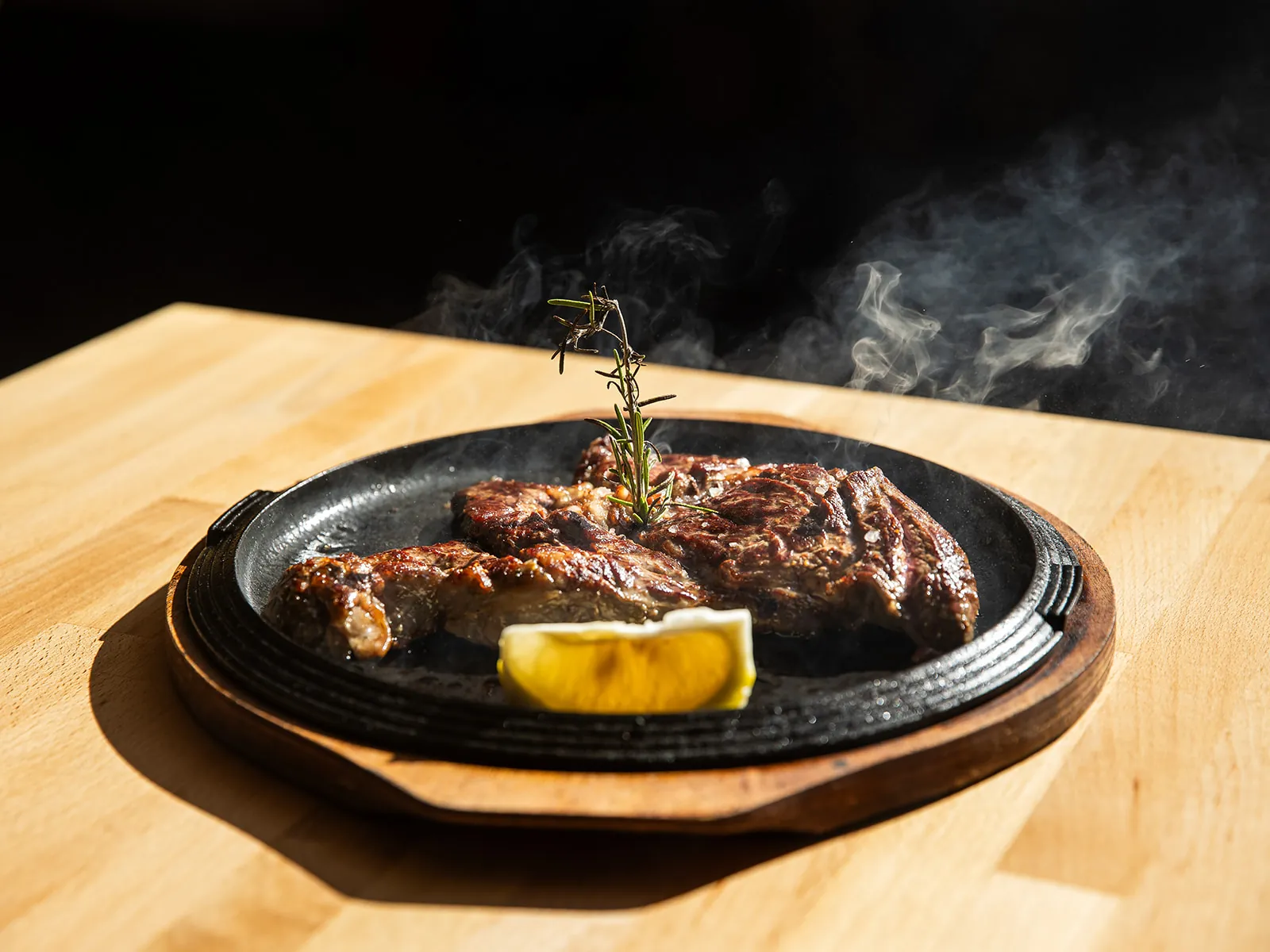 Tagliata fumante sulla piastra