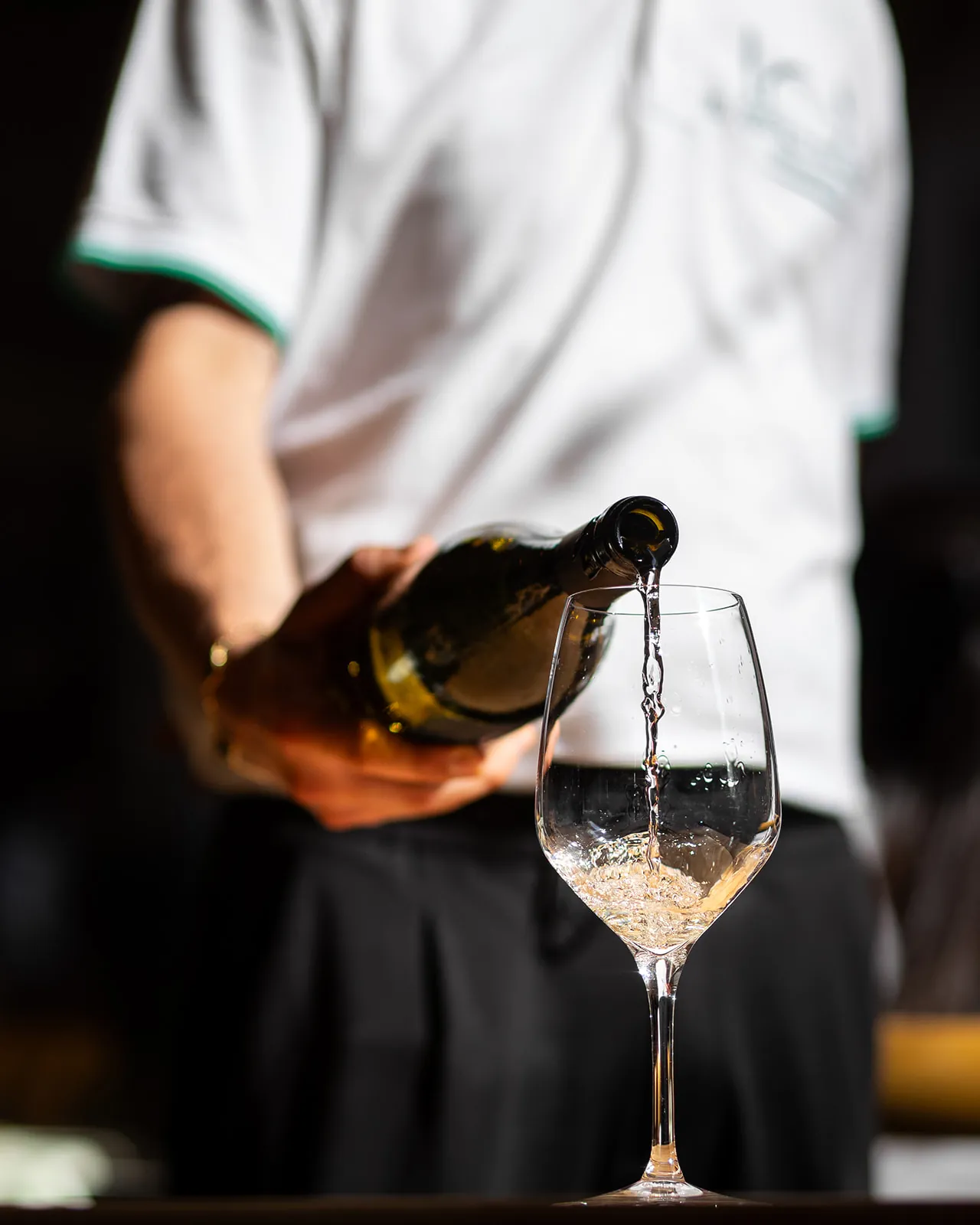 Il vino versato al tavolo